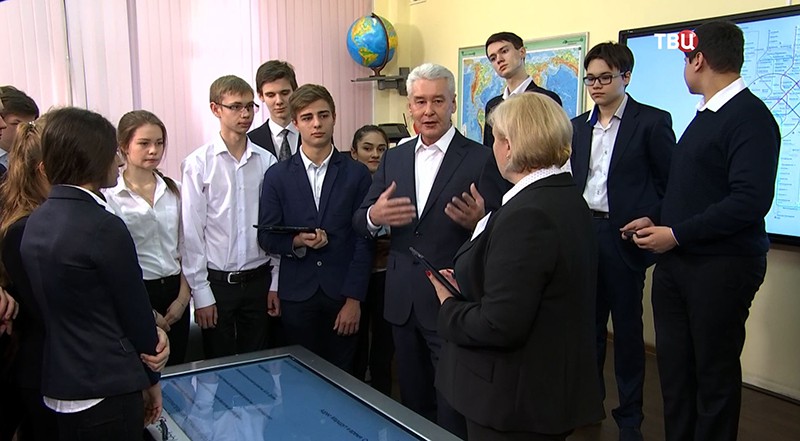 Сергей Собянин общается с учениками