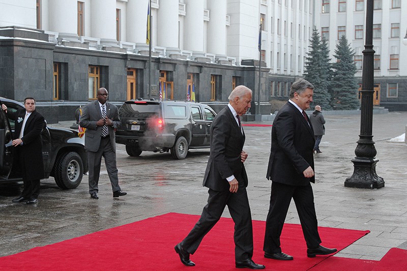 Президент Украины Петр Порошенко и вице-президент США Джо Байден во время встречи в Киеве