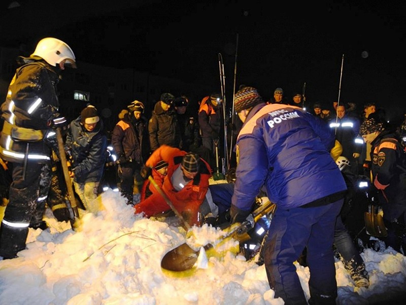 Спасатели МЧС расчищают от снега места схода лавины
