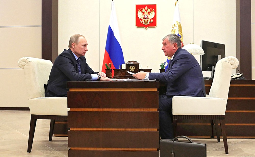 Президент России Владимир Путин и глава компании "Роснефть" Игорь Сечин