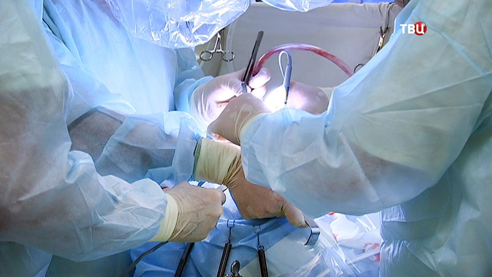 Хирурги проводят операцию