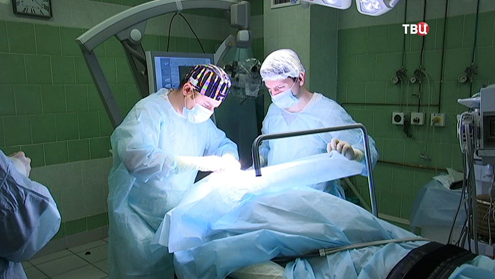 Хирурги проводят операцию