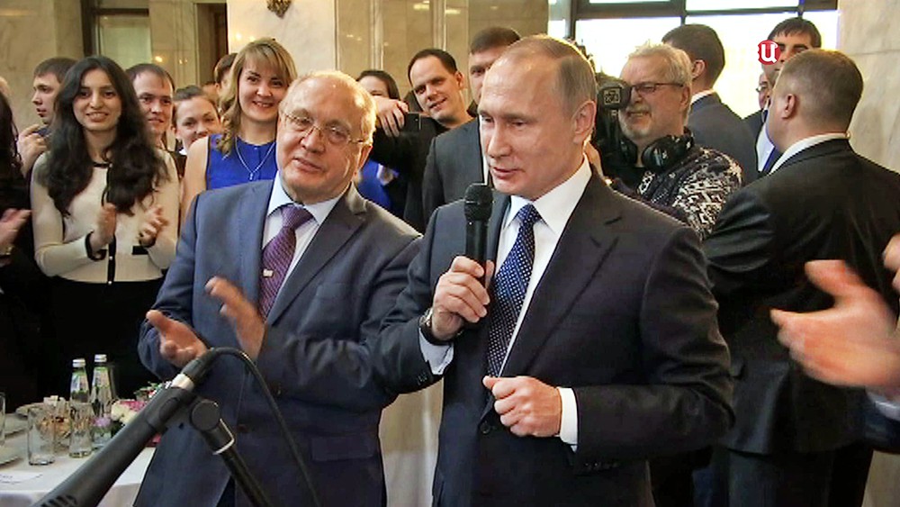 Владимир Путин поет со студентами