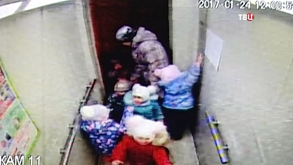 Дети в лифте