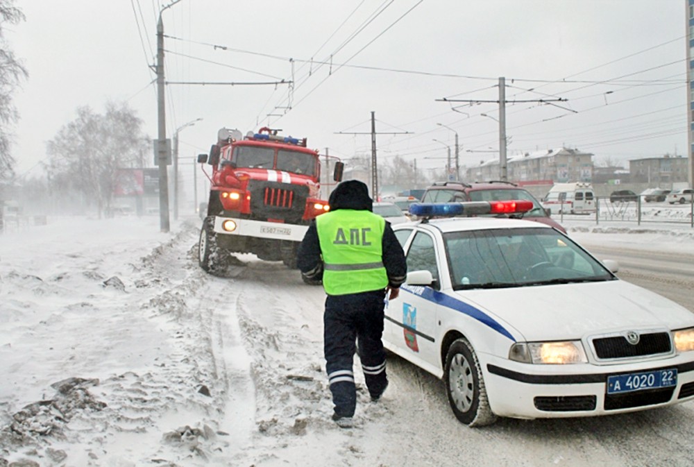 Работа МЧС и полиции Алтайского края во время снегопада