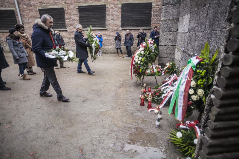 Акция в память о жертвах Холокоста на территории лагеря "Освенцим"