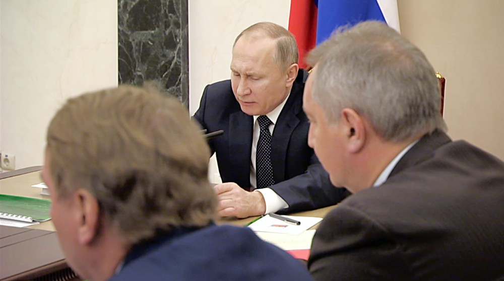 Президент России Владимир Путин проводит совещание с постоянными членами Совбеза РФ