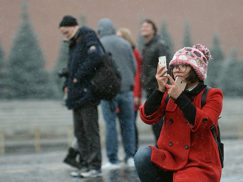 Турист фотографируется на Красной площади в Москве