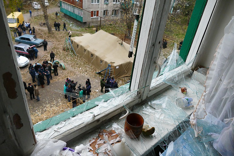Вид из окна жилого дома, пострадавшего в результате обстрела украинскими силовиками, в Макеевке