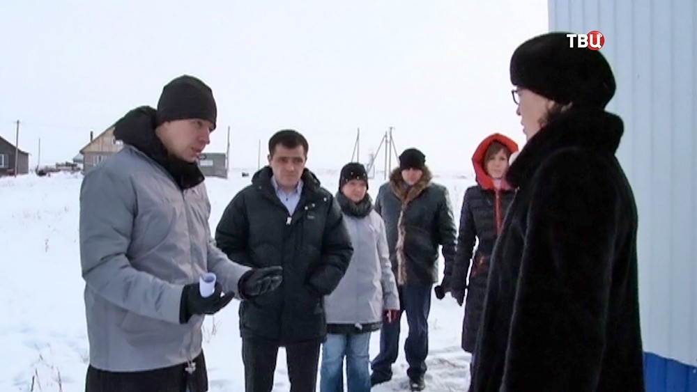 Эксперты беседуют с Челябинскими чиновниками, выдавшим непригодное жилье сиротам