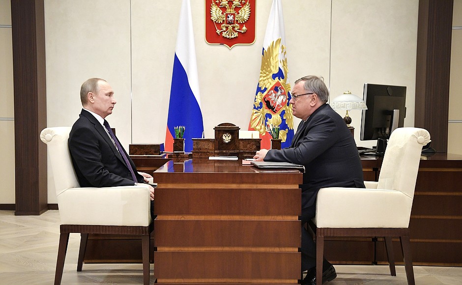 Президент России Владимир Путин и председатель правления Банка ВТБ Андрей Костин