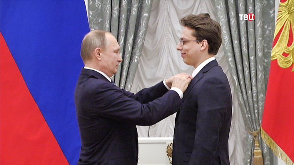 Президент Владимир Путин награждает молодых ученых