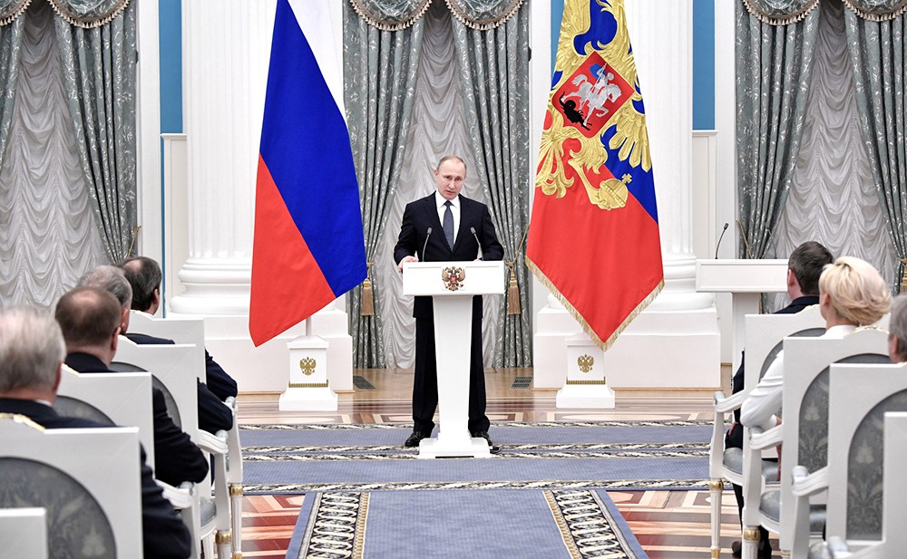 Президент Владимир Путин во время церемонии награждения