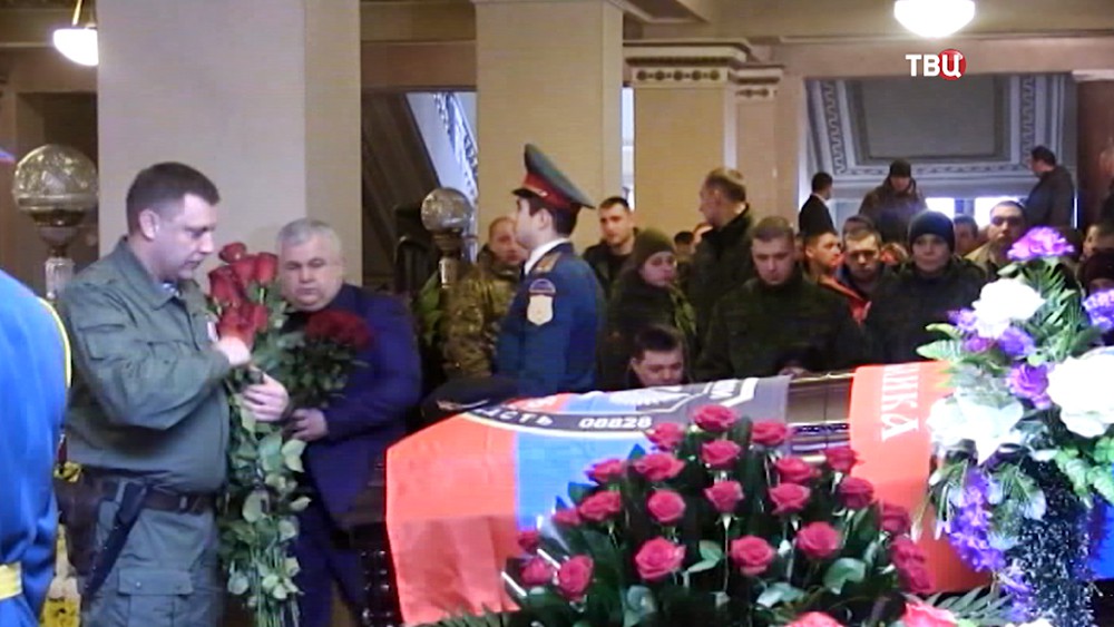 Александр Захарченко на церемонии прощаниея с ополченцем ДНР с позывным "Гиви"