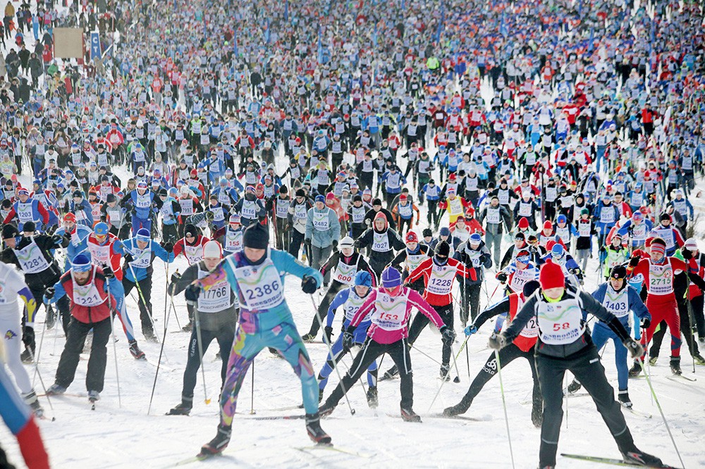 Участники всероссийской массовой гонки "Лыжня России"