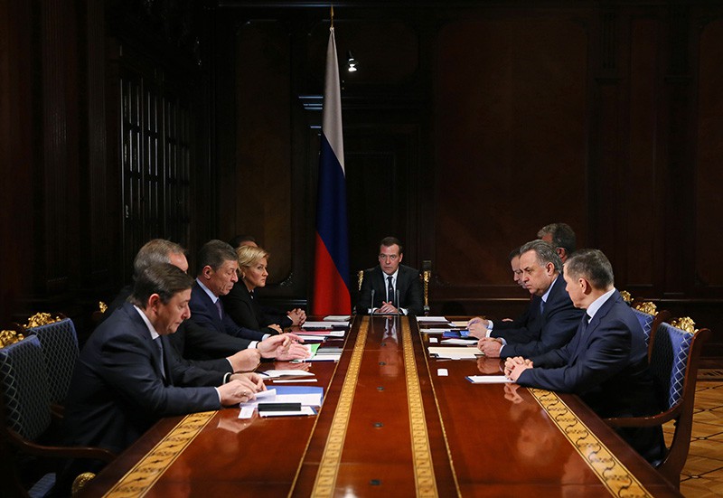 Председатель правительства России Дмитрий Медведев проводит совещание с вице-премьерами