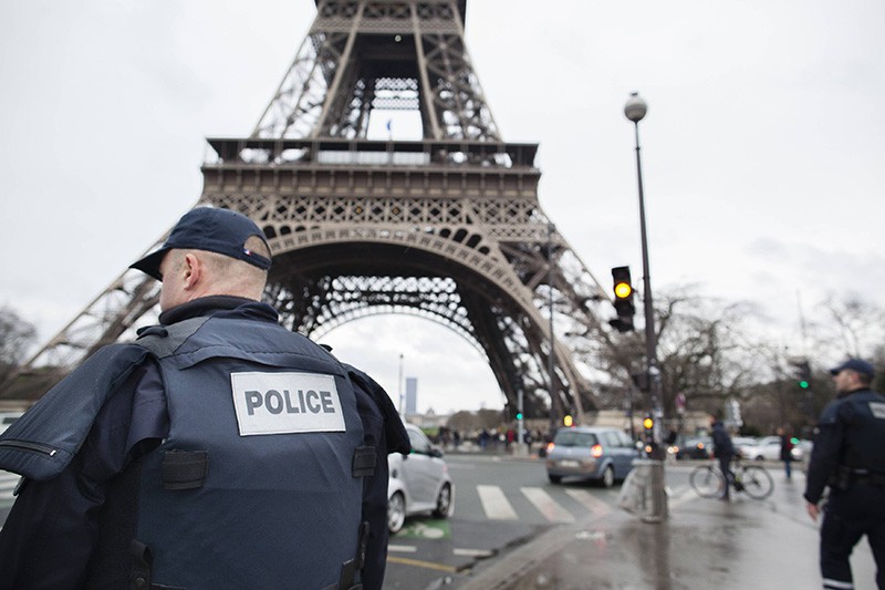 Сотрудники полиции Франции на месте происшествия 