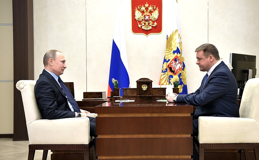 Президент России Владимир Путин и Николай Любимов во время встречи 