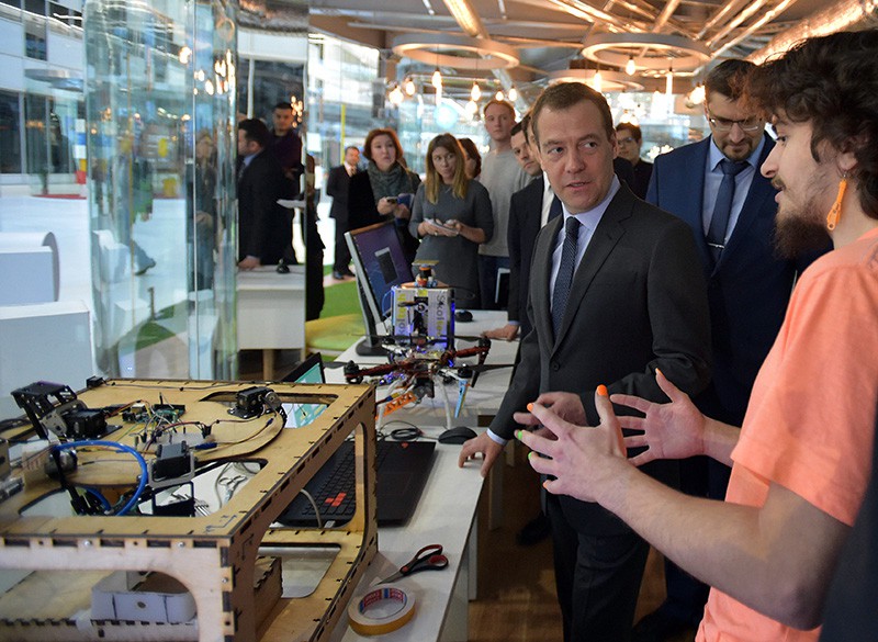 Председатель правительства России Дмитрий Медведев во время осмотра инновационных разработок, в ходе посещения центра "Сколково"