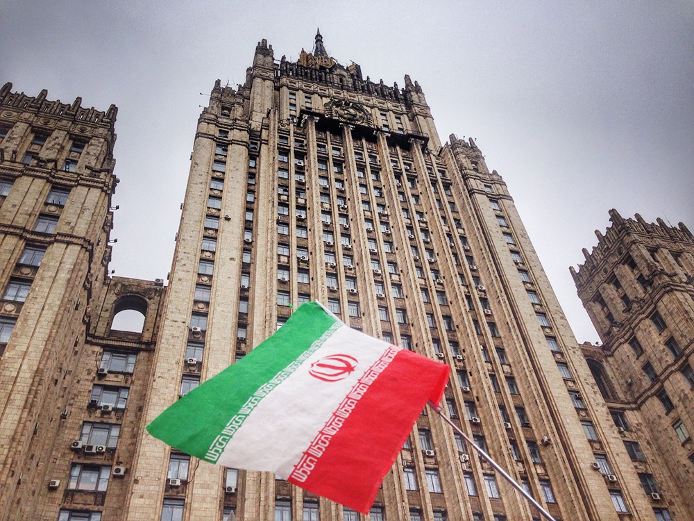 Флаг Ирана на фоне здания МИД России