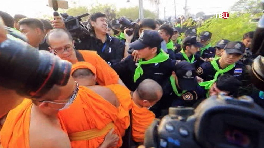 Потасовка буддийских монахов с полицейскими в Бангкоке