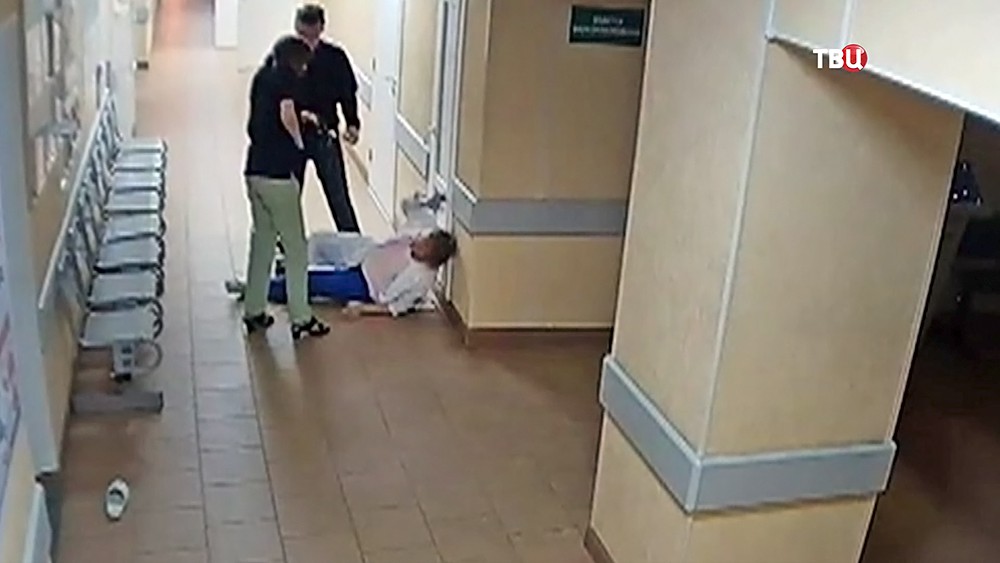 Пьяный пациент избил медсестру и санитарку в Новгороде