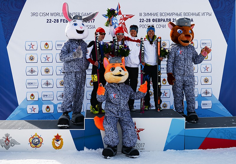Церемония награждения призеров командной гонки среди женщин по ска-альпинизму на III Всемирных зимних военных Играх в Сочи