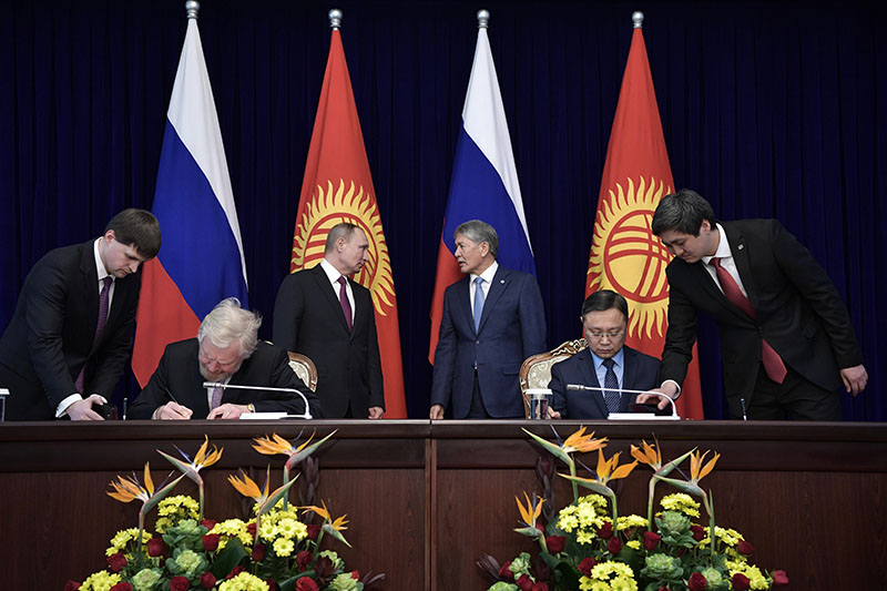 Президент России Владимир Путин и президент Киргизии Алмазбек Атамбаев 