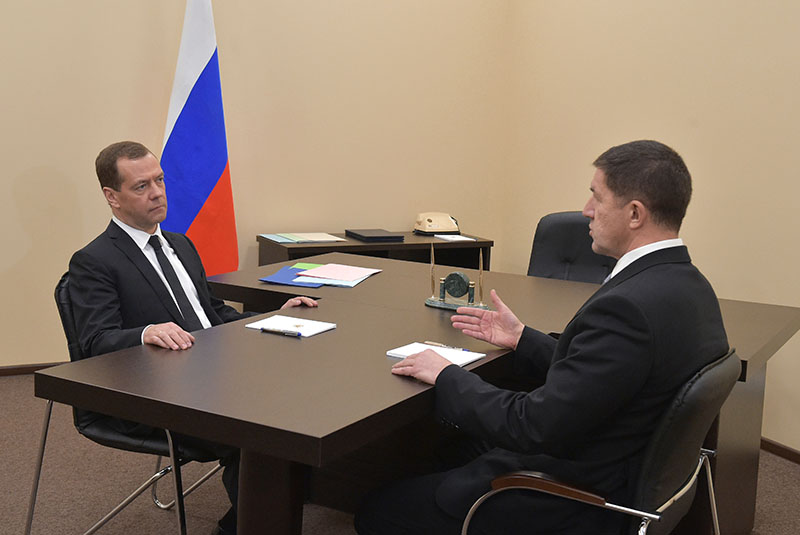Дмитрий Медведев и Михаил Осеевский во время встречи 