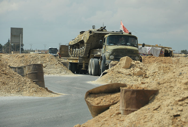 Военная техника сирийской армии на дороге к Пальмире