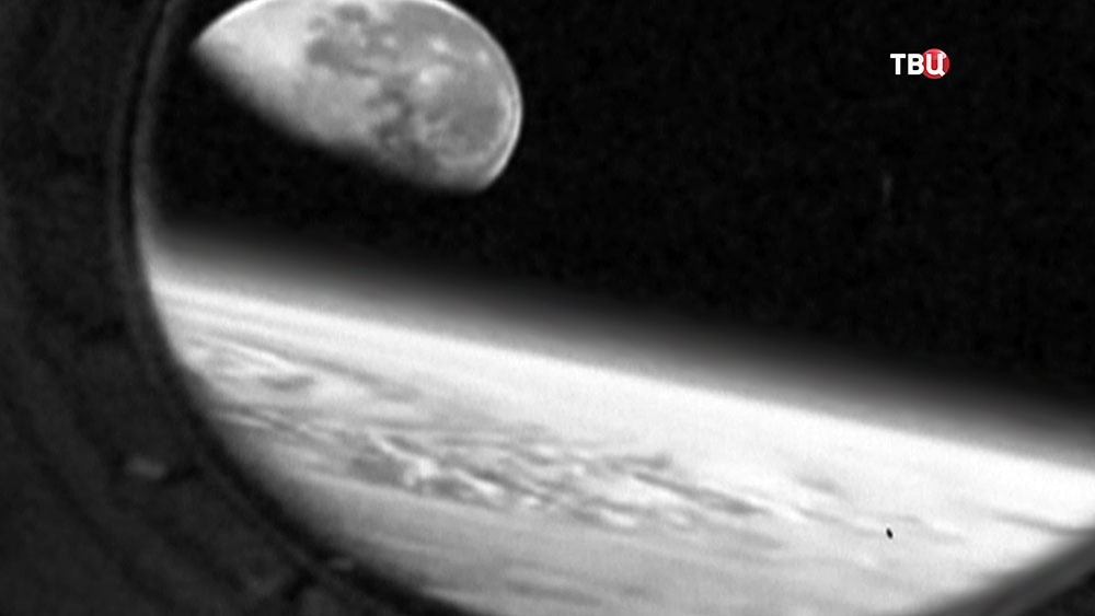 Земля и Луна из иллюминатора