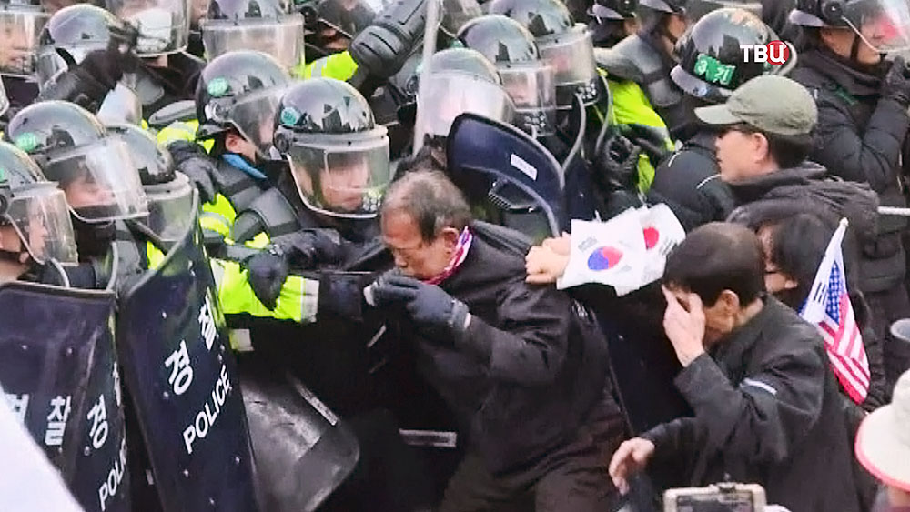 Полиция Южной Кореи препядствует уличным беспорядкам