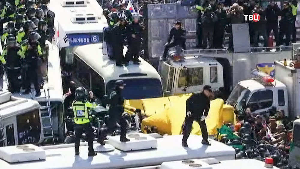 Полиция Южной Кореи препядствует уличным беспорядкам