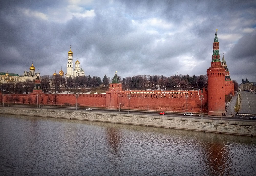 Кремлевская район. Большой Москворецкий мост. Кремль из песка. Кремлевская набережная посольство. Москворецкий мост и водные ворота.