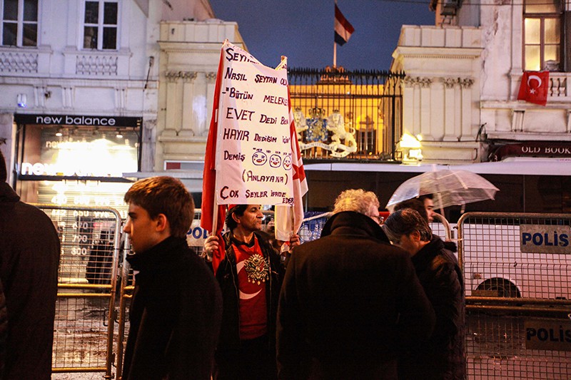 Участники акции протеста у здания консульства Ниделандов в Стамбуле, Турция 