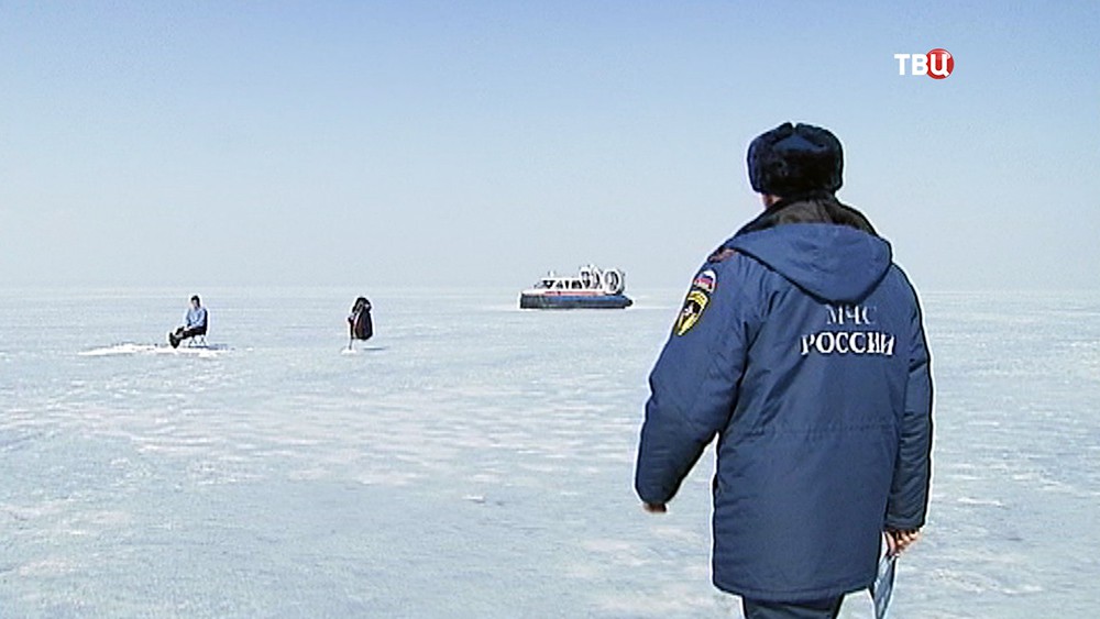 Сотрудники МЧС инспектируют места зимней рыбалки