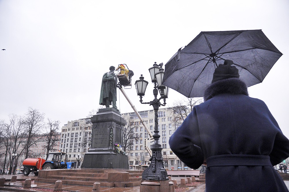 Коммунальщики моют памятник А. С. Пушкину