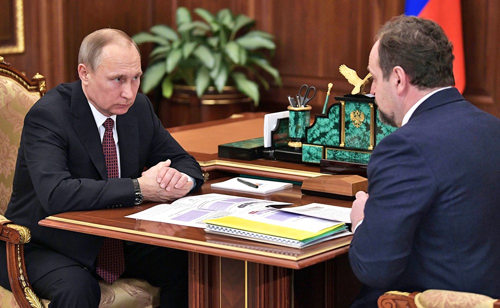 Президент России Владимир Путин и министр природных ресурсов и экологии Сергей Донской