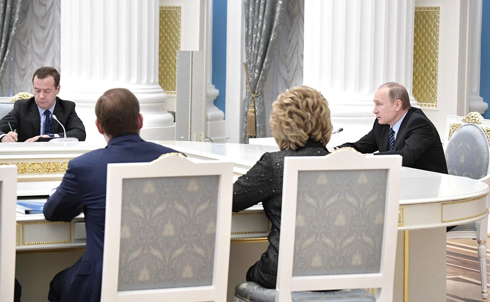 Президент России Владимир Путин проводит заседание в Кремле