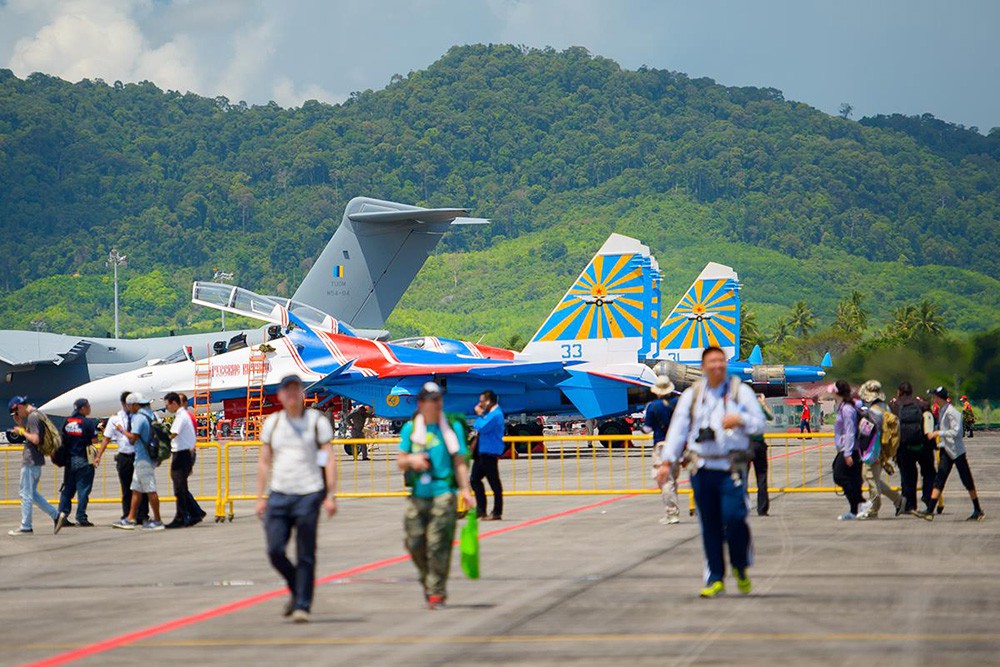 Пилотажная группа "Русские витязи" на международной выставке вооруженияи в Малайзии