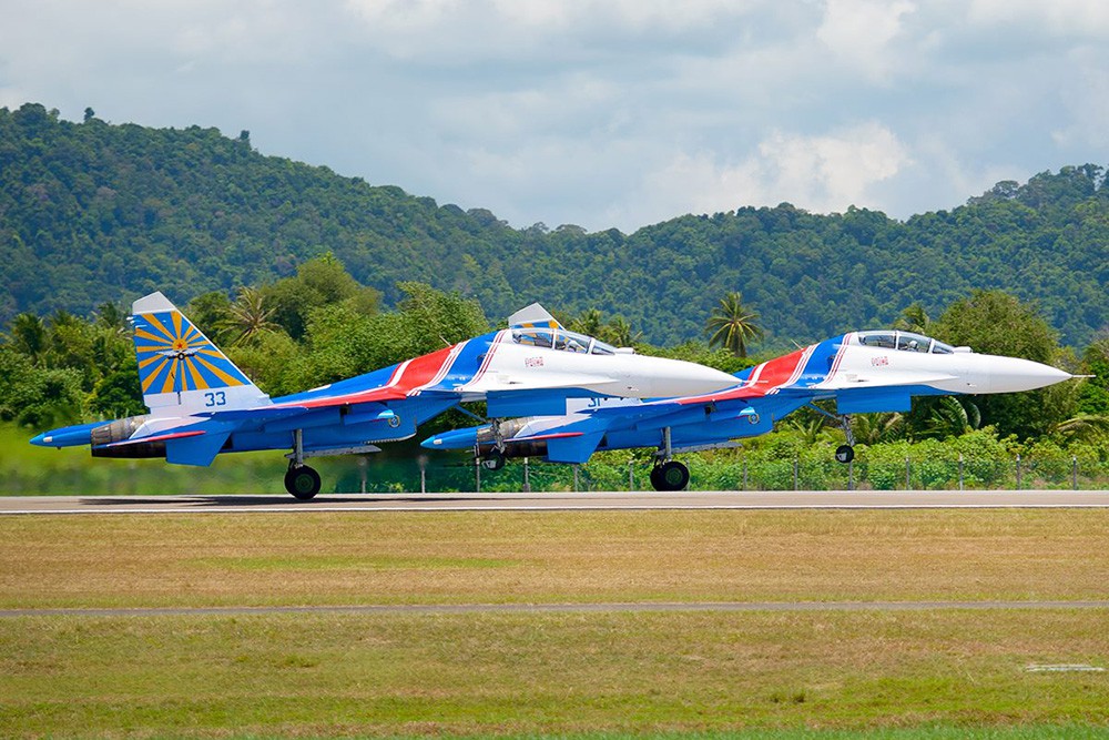 Пилотажная группа "Русские витязи" на международной выставке вооруженияи в Малайзии
