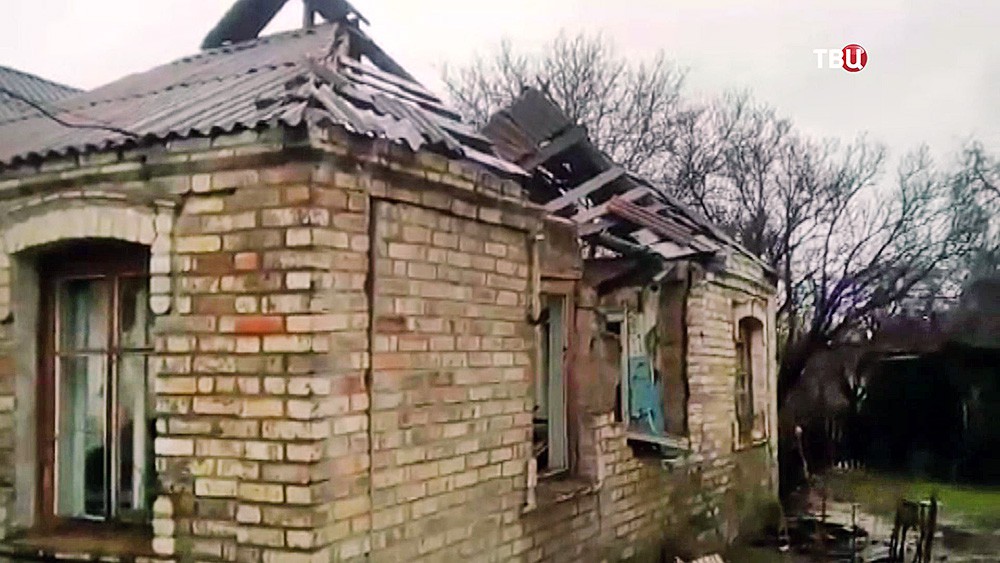 Последствия обстрела украинскими военными жилых кварталов Донбасса