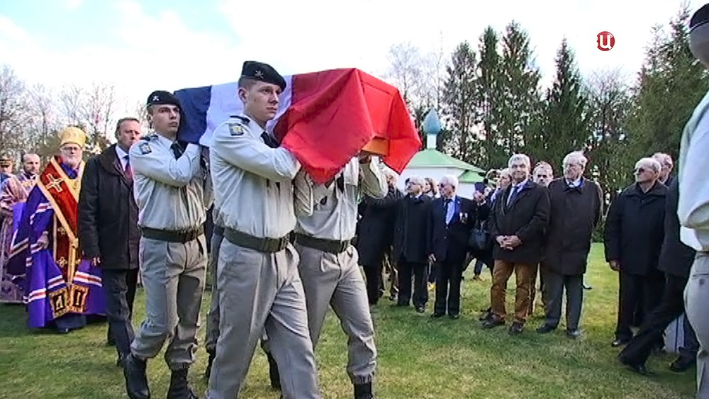 Траурная церемония на кладбище во Франции