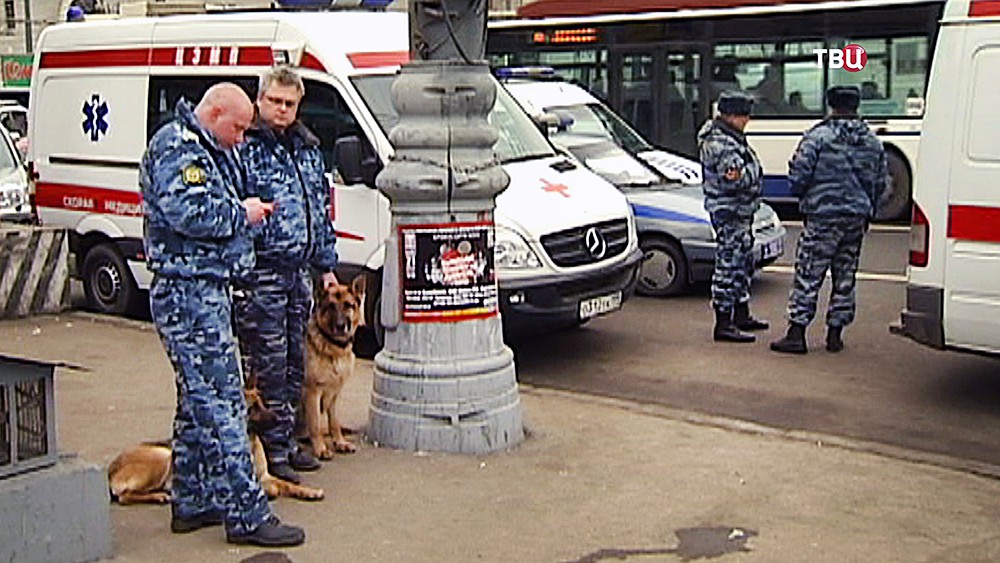 Милиция у станции метро "Лубянка", где произошел теракт
