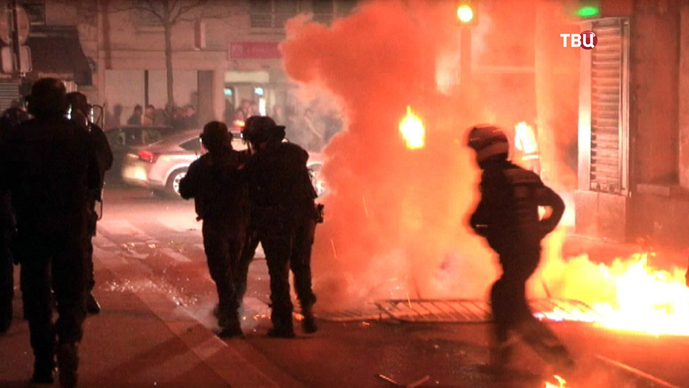 Полиция Франции препядствует уличным беспорядкам