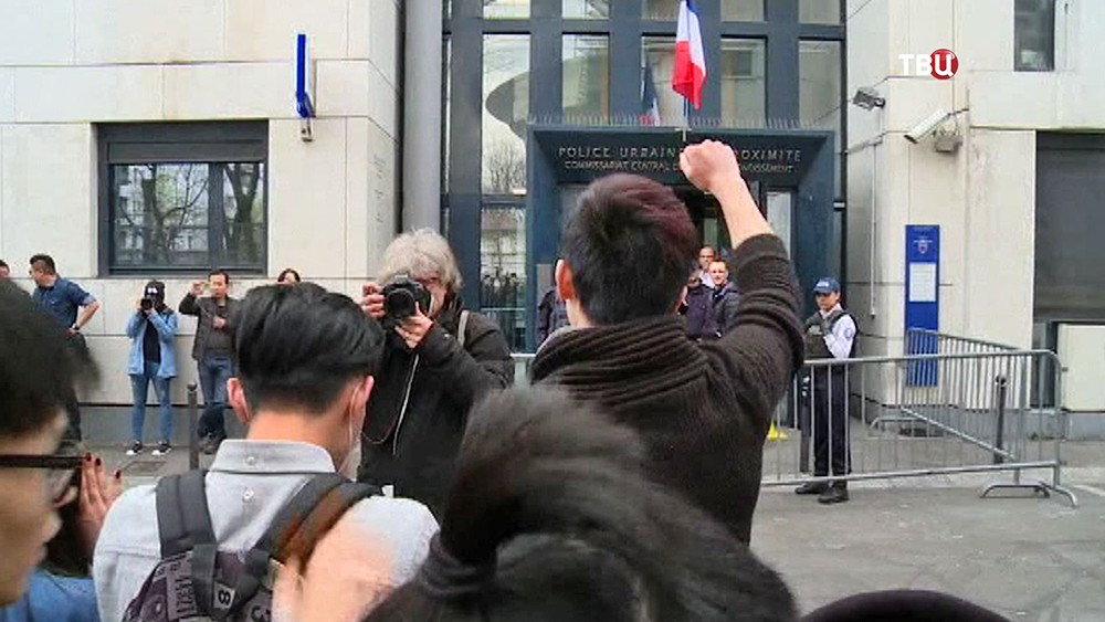 Митинг у здания полиции во Франции
