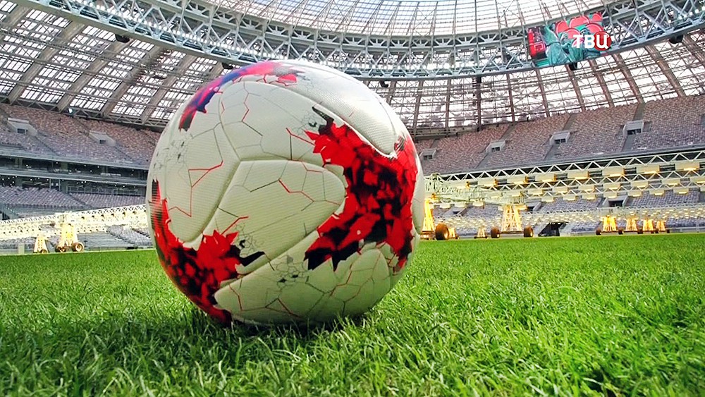 Футбольный мяч на стадионе "Лужники"