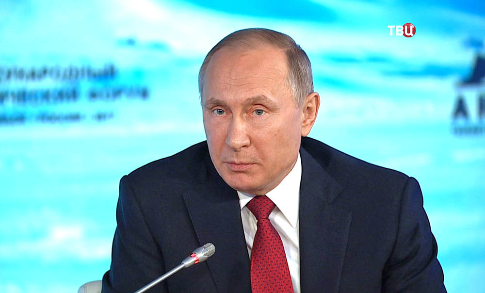 Президент России Владимир Путин на форуме "Арктика - территория диалога"