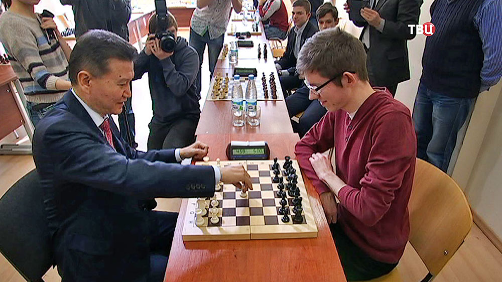 Кирсан Илюмжинов играет в шахматы