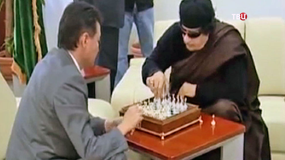 Кирсан Илюмжинов играет в шахматы с Муаммаром Каддафи